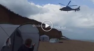 В Одессе вертолет испортил людям отдых и снес их палатки