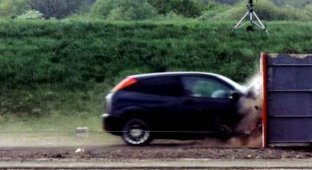 Убийственный краш-тест Ford Focus на скорости 193 км/ч (5 фото + видео)