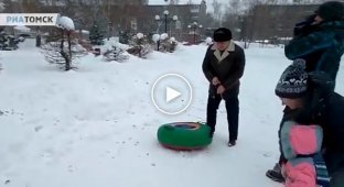 Заместитель мэра Томска скатился с ледяной горки, чтобы проверить её безопасность