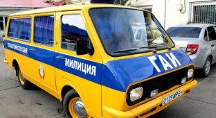 В Иркутске полицейские отреставрировали милицейский РАФ (14 фото)