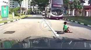 Ужасное ДТП с мальчиком на дороге. Китай