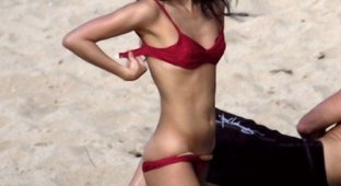  Китайская актриса Zhang Ziyi на пляже топлесс (10 Фото)
