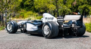 Настоящий гоночный болид McLaren выставили на аукцион (11 фото)