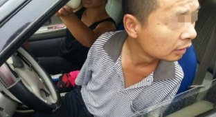 Китайские гаишники оштрафовали безрукого водителя (5 фото)