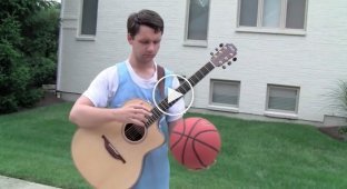 Талантливый парень играет на гитаре и в баскетбол одновременно
