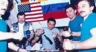 Российские космонавты - чемпионы по обходу запрета на алкоголь в космосе (5 фото)