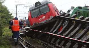 Проехал на красный: в Петербурге столкнулись два поезда (10 фото + 2 видео)