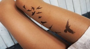 Реалистичные тату-колготки, создающие впечатление татуированных ног (15 фото)