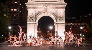 Сотни балерин по всему миру разделись для грандиозной фотосессии (19 фото)