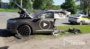 Audi разорвало надвое. В Москве лихач влетел в столб и убежал с места аварии