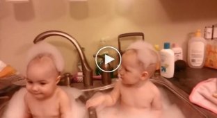 Близнецы моются в раковине