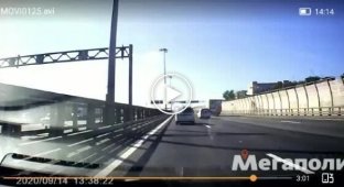 В Петербурге «шашечник» на BMW устроил аварию