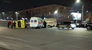В центре Омска перевернулся реанимобиль, который вез пострадавшую в другой аварии (3 фото + 1 видео)