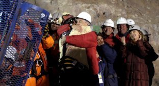 Из чилийской шахты спасатели достают горняков (29 фото)
