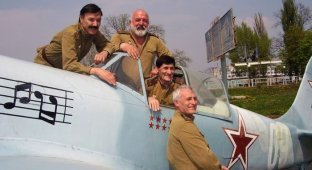 Музыкальная эскадрилья из киноленты «В бой идут одни старики» 42 года спустя (4 фото + видео)