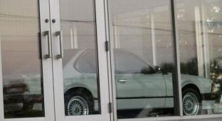 В канадском городе Онтарио один из дилерских центров BMW стоит закрытым вот уже 23 года (8 фото)