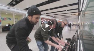 Зажигательное буги-вуги на пианино в аэропорту
