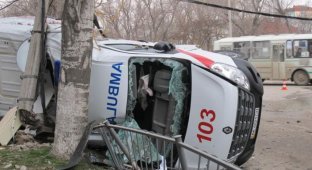 Сотрудник СБУ протаранил автомобиль скорой помощи (6 фото + 2 видео)