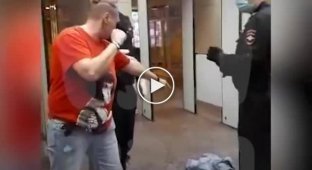 В Санкт-Петербурге агрессивная антимасочница вызвала полицейских на бой и потерпела фиаско