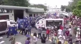 На Филиппинах копы не церемонятся с разгоном митингов