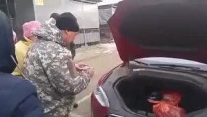 Барана прокатили в багажнике Tesla