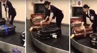 Японка поразила всех своим отношением к багажу в аэропорту (1 фото + 4 видео)
