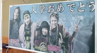 Японские школьники встречают учителей красочными рисунками на доске (10 фото)