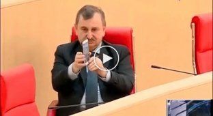 Грузинский депутат Роман Гоциридзе пытается сделать селфи
