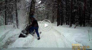 Брейкдансер на снежном мотоцикле
