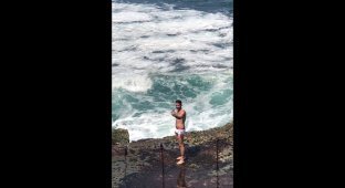 Этот парень решил сделать селфи на фоне большой волны. Зря (3 фото)