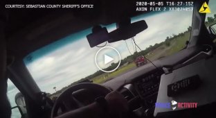 Минус четыре полицейских автомобиля! Погоня за 27-летней американкой, которая угнала пикап Dodge