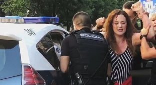 Ковид-диссидентку арестовали во время акции протеста в Мадриде (3 фото)