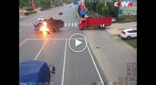 Водитель грузовика спасает мотоциклиста в огненной аварии