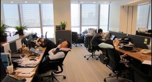 Вот почему японцам разрешают спать на работе (4 фото)