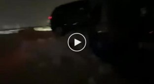 Внедорожник запрыгнул в автобус благодаря снежному трамплину в Норильске
