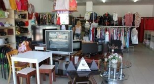 В Луганске открылся престижный бутик, торгующий вещами отмародеренными в брошенных квартирах (4 фото)