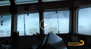 Корабль борется с огромными 21-метровыми волнами во время шторма