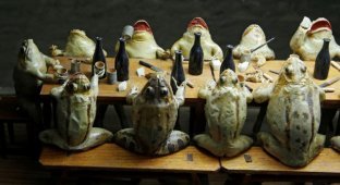 Музей, в котором 108 дохлых лягушек изображают сценки из жизни людей (9 фото)