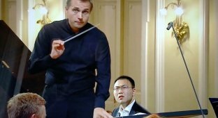 Китайский пианист во время выступления на конкурсе Чайковского обнаружил, что у него с оркестром разные ноты (4 фото + 1 видео)
