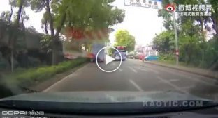 Китайский дедушка выбрал неудачный тротуар для прогулки