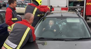 Спасение веселого малыша, который заперся в машине (7 фото)
