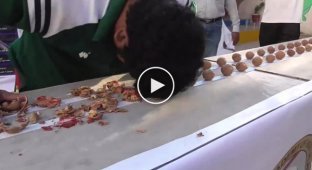 Пакистанец установил новый мировой рекорд, разбив своим лбом 243 ореха
