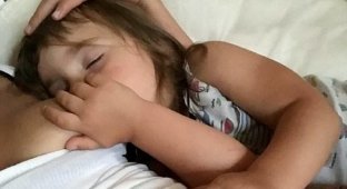 Британка шокирует интернет, кормя грудью четырехлетнюю дочь (10 фото + 1 видео)