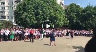 Предложение руки и сердца на школьной линейке в Ставрополе