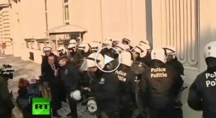 Пожарники против полиции на митинге в Брюсселе
