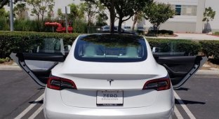 Владельца новой Tesla ждал сюрприз, но заметил он его не сразу (3 фото)