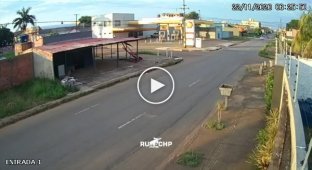 Родился в рубашке. 50-летний мотоциклист из Бразилии чуть не погиб в ужасной аварии