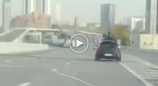 Невнимательный водитель исполняет каскадерские трюки в Москве