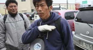 Житель Японии, который не испугался цунами (4 фото)