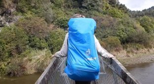 В Новой Зеландии туристы упали в реку с подвесного моста (3 фото)